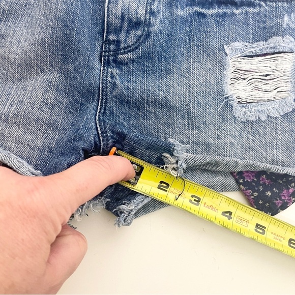 Forever 21 Girls Size 11/12 Denim Shorts 2" Inseam Distressed Floral Pockets - Picture 7 of 8